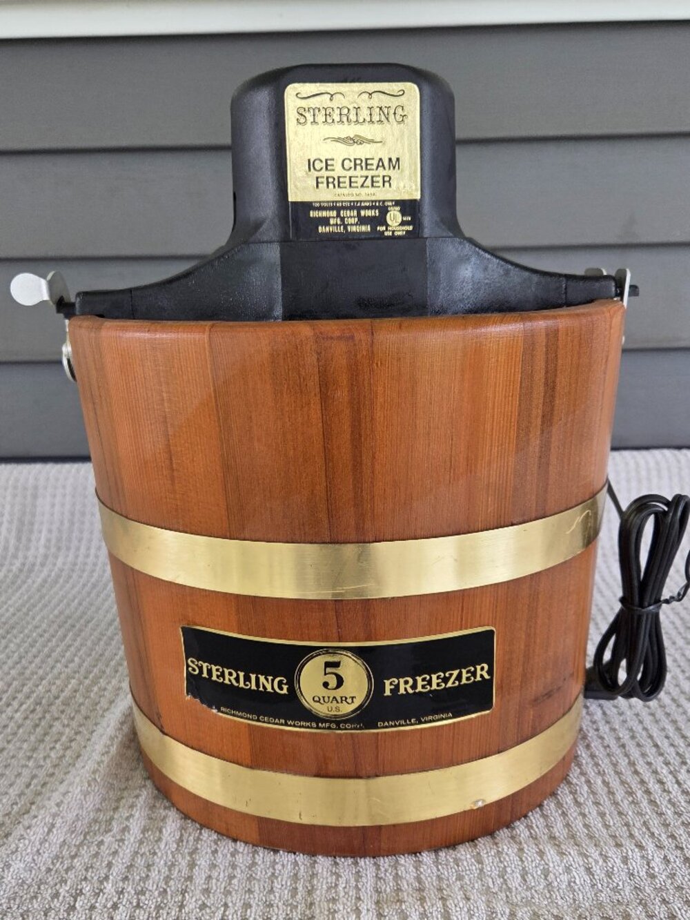 Sterling Freezer Electric 5 Qt Ice Cream, Sherbert Cedar Wood Bucket Recipe Book